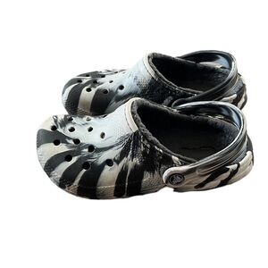 Crocs Womens Black White Swirl Tie Dye Fur Lined Classic Clogs Size 6 Mens 4